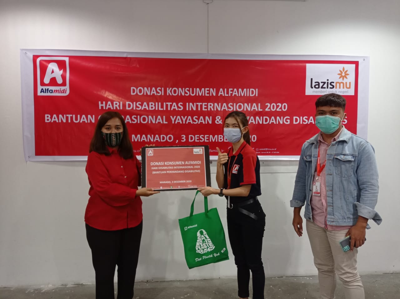 Donasi Konsumen Alfamidi Bantu Penyandang Disabilitas di Tanah Ai